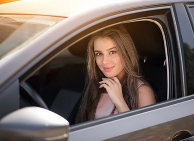 Por que seguro de carro é mais barato para mulher?