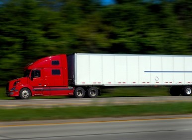Seguro para transporte de cargas e para caminhões: entenda as diferenças e semelhanças