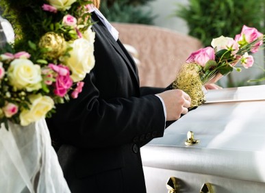 Diferenças entre o serviço de assistência funeral e a cobertura de auxílio funeral
