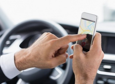 O uso do celular como GPS é infração de trânsito? Veja a resposta!