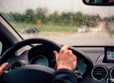 Chuva e direção: atenção redobrada para garantir a segurança no trânsito