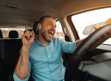 É permitido dirigir usando fone de ouvido? Veja a resposta!